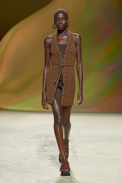 Look 16